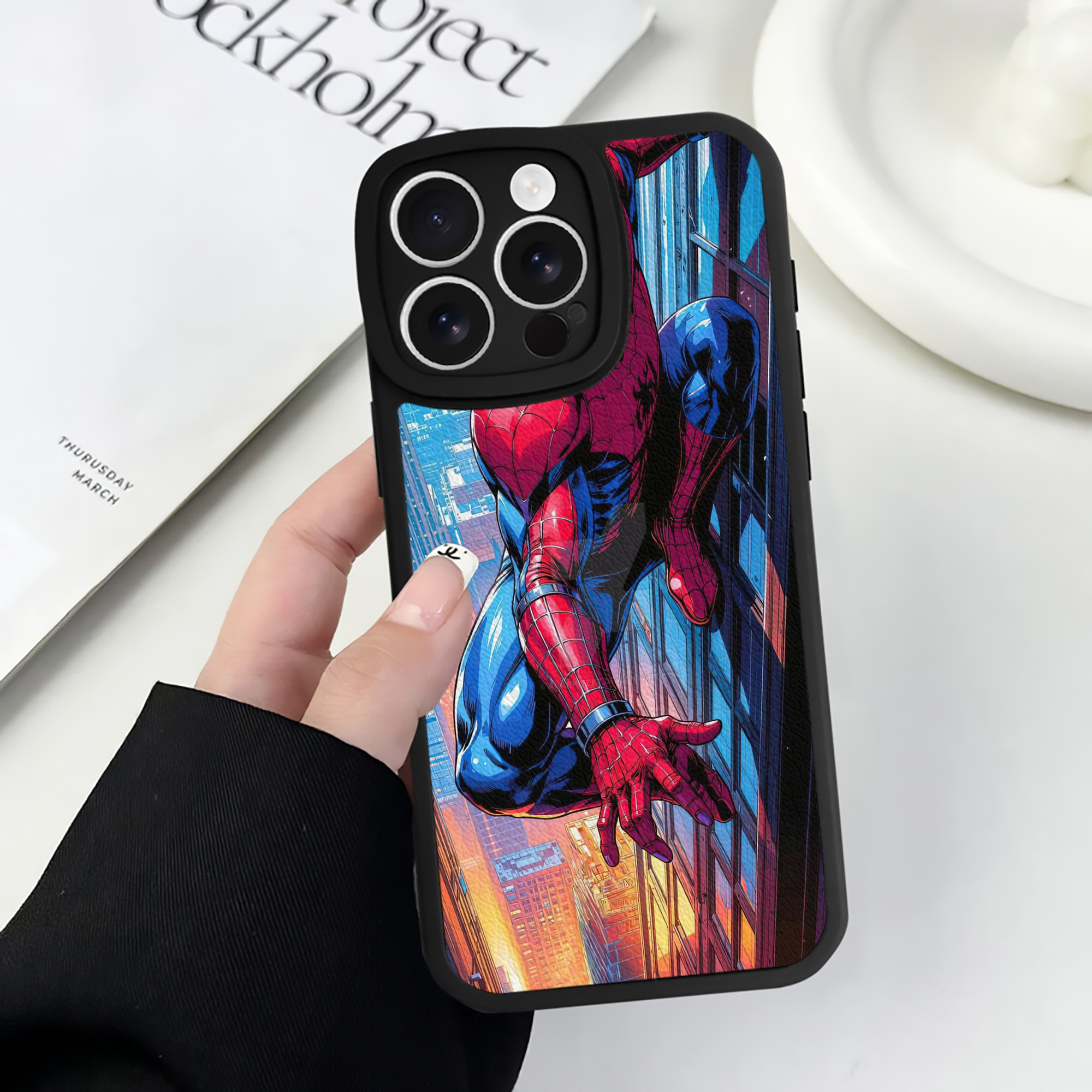 Spider Man スパイダーマン 【iPhone 16シリーズ対応】シリコンスマホケース（レザー調） 材質：シリコン